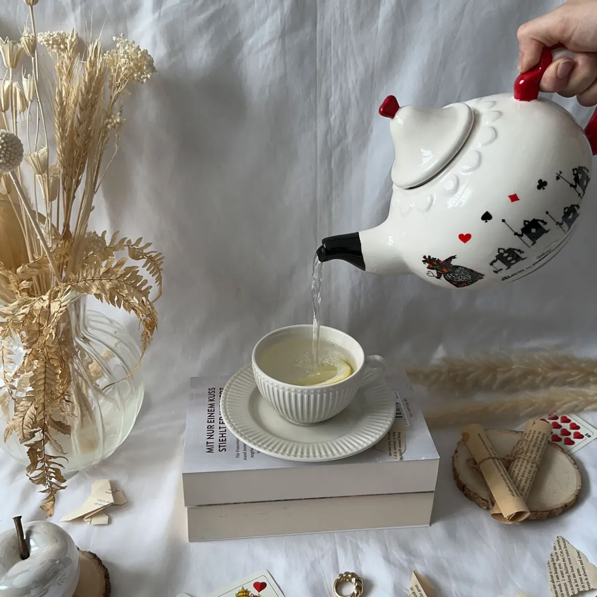 Alice im Wunderland - Herzkönigin Teekanne mit Untertasse