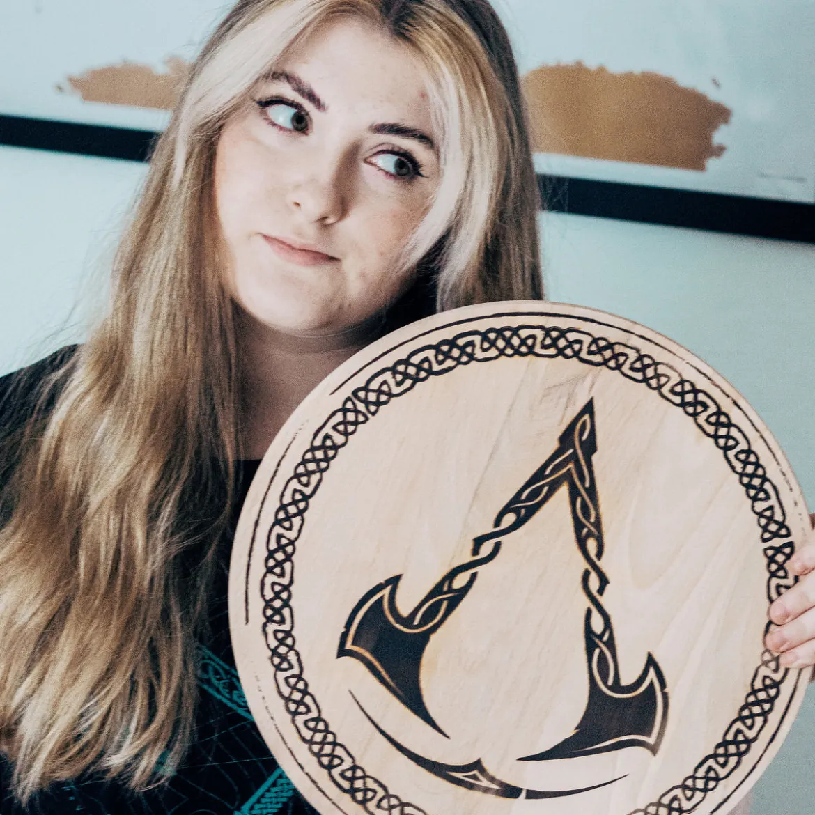 Assassin's Creed - Valhalla Logo Schneidebrett Buche