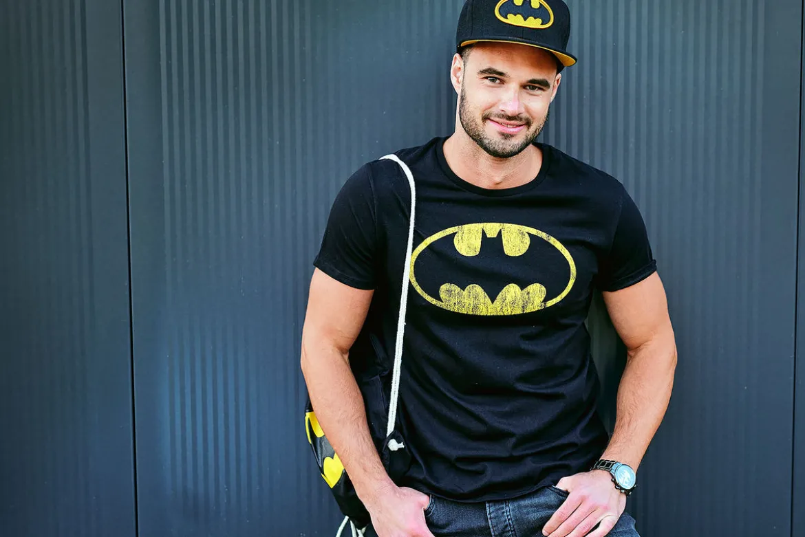 Batman - Distressed Shield T-Shirt