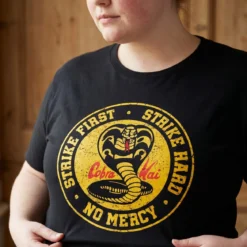 Cobra Kai Logo T-Shirt für Karate Kid Fans schwarz