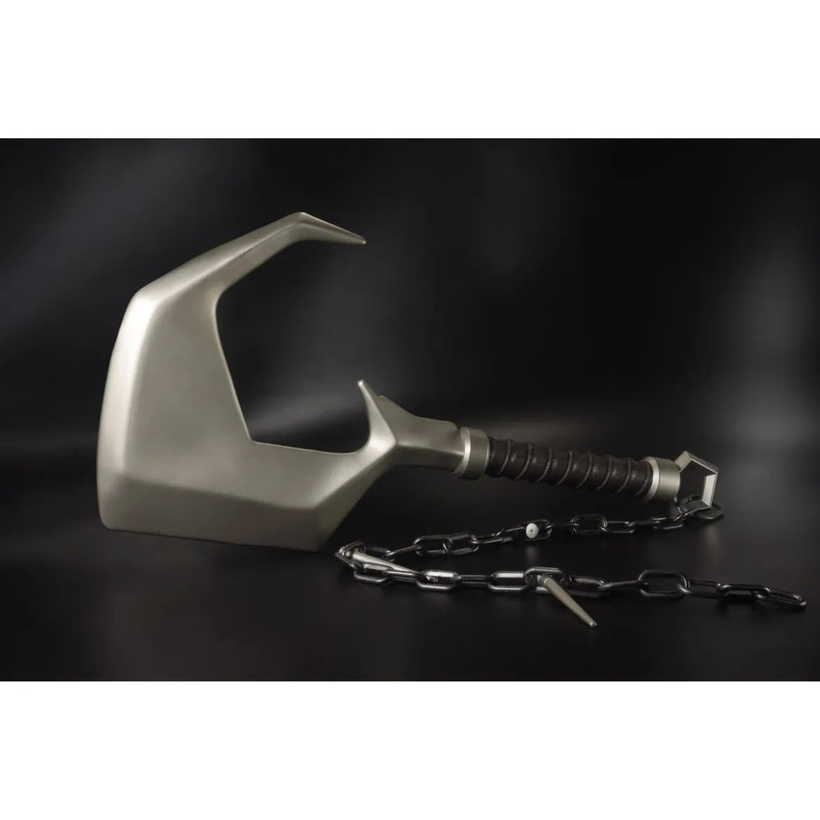 DC Direct 1/1 Prop-Replik Lobos Hook (Supergirl Movie)