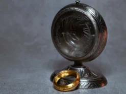 Der Herr der Ringe - Der Eine Ring im Schmuckdisplay
