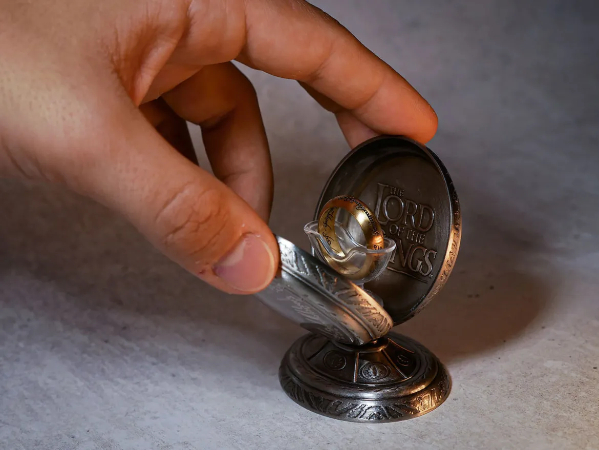 Der Herr der Ringe - Der Eine Ring im Schmuckdisplay