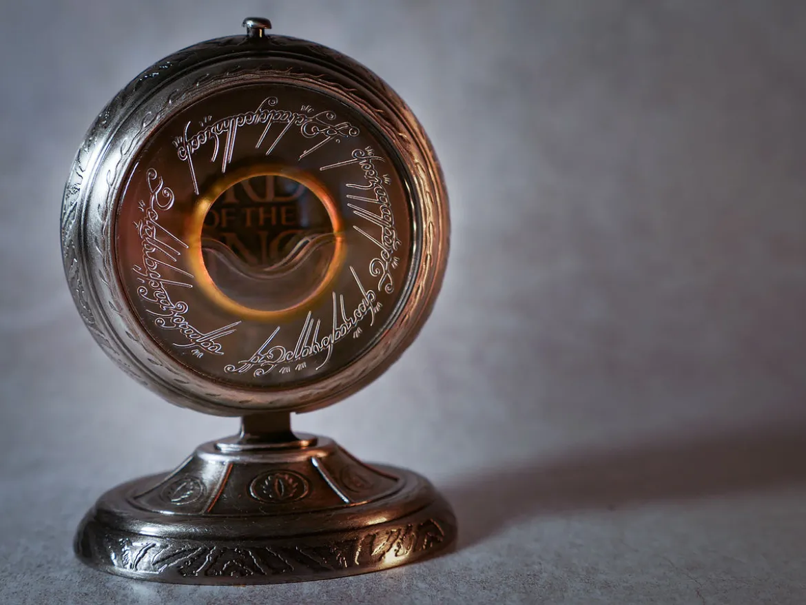 Der Herr der Ringe - Der Eine Ring im Schmuckdisplay