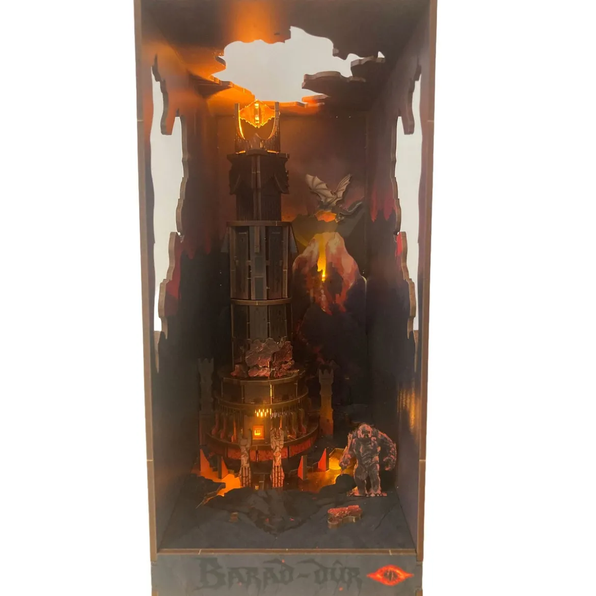 Der Herr der Ringe Tiny Adventures Book Nook Mini-Diorama Barad-Dûr 23 cm