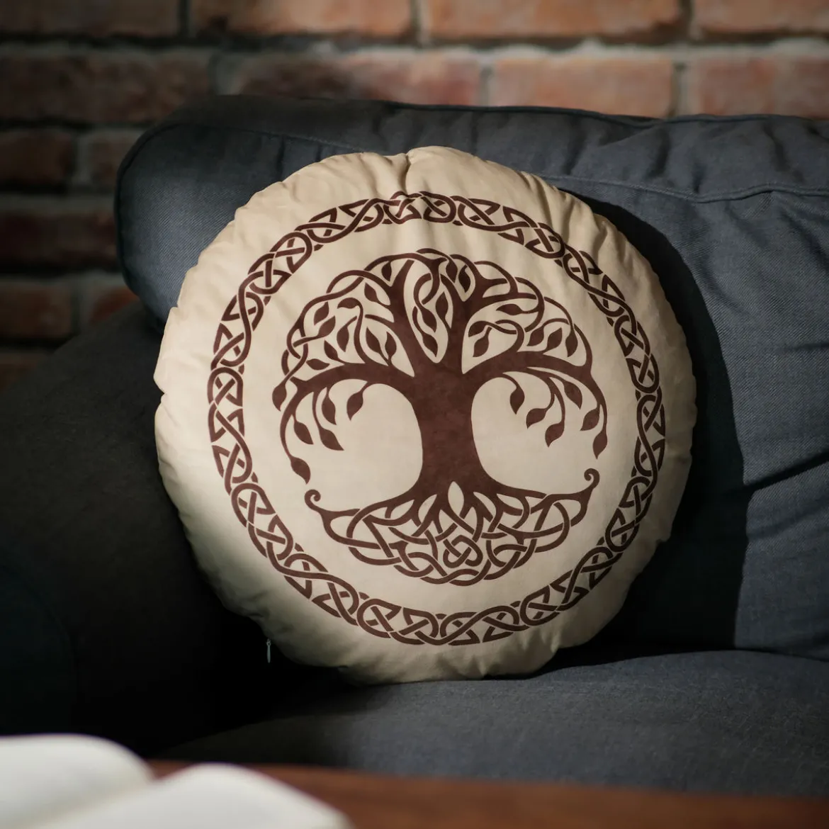 Drachenzähmen leicht gemacht - Weltenbaum Symbol Kissen braun