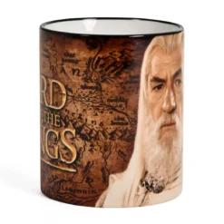Elbenwald Herr der Ringe Tasse 20 Jahre Jubiläums Kollektion mit Gandalf Rundumdruck und Filmlogo 320 ml Keramik