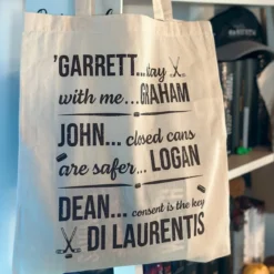 Garrett, John und Dean Jutebeutel für Off Campus Fans