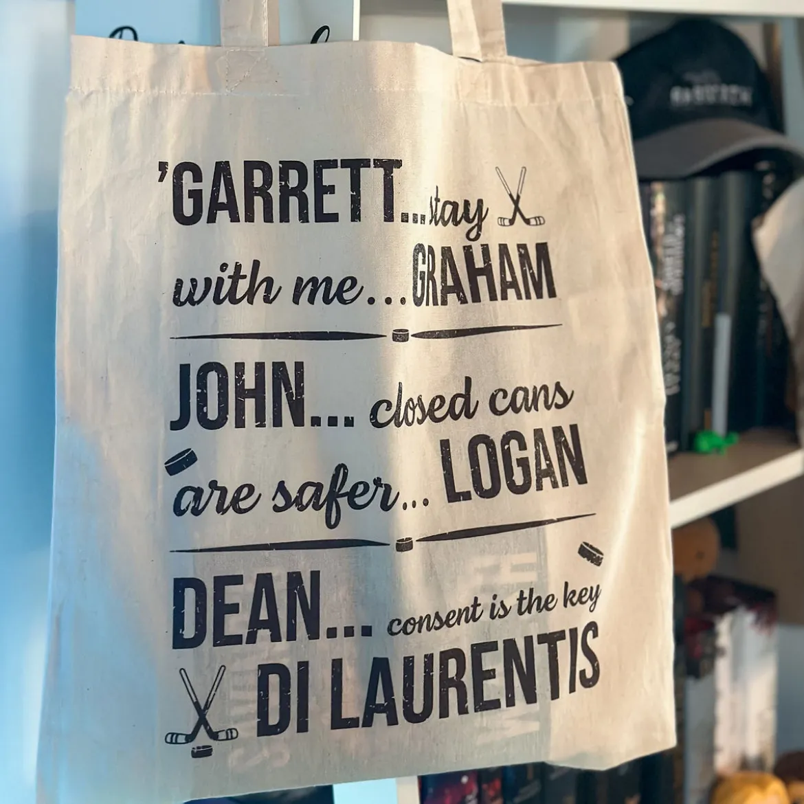 Garrett, John und Dean Jutebeutel für Off Campus Fans