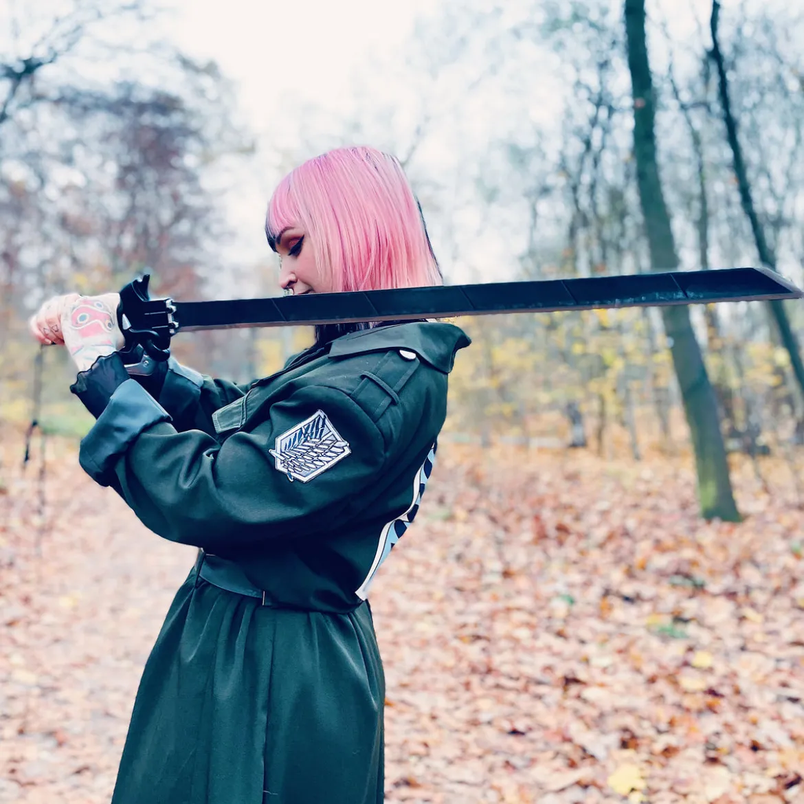 Halbklingen-Schwert Replik mit Scheide für Attack on Titan Fans