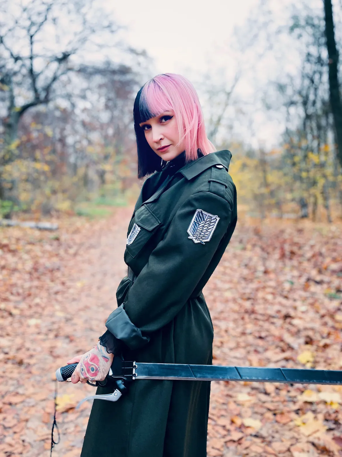 Halbklingen-Schwert Replik mit Scheide für Attack on Titan Fans