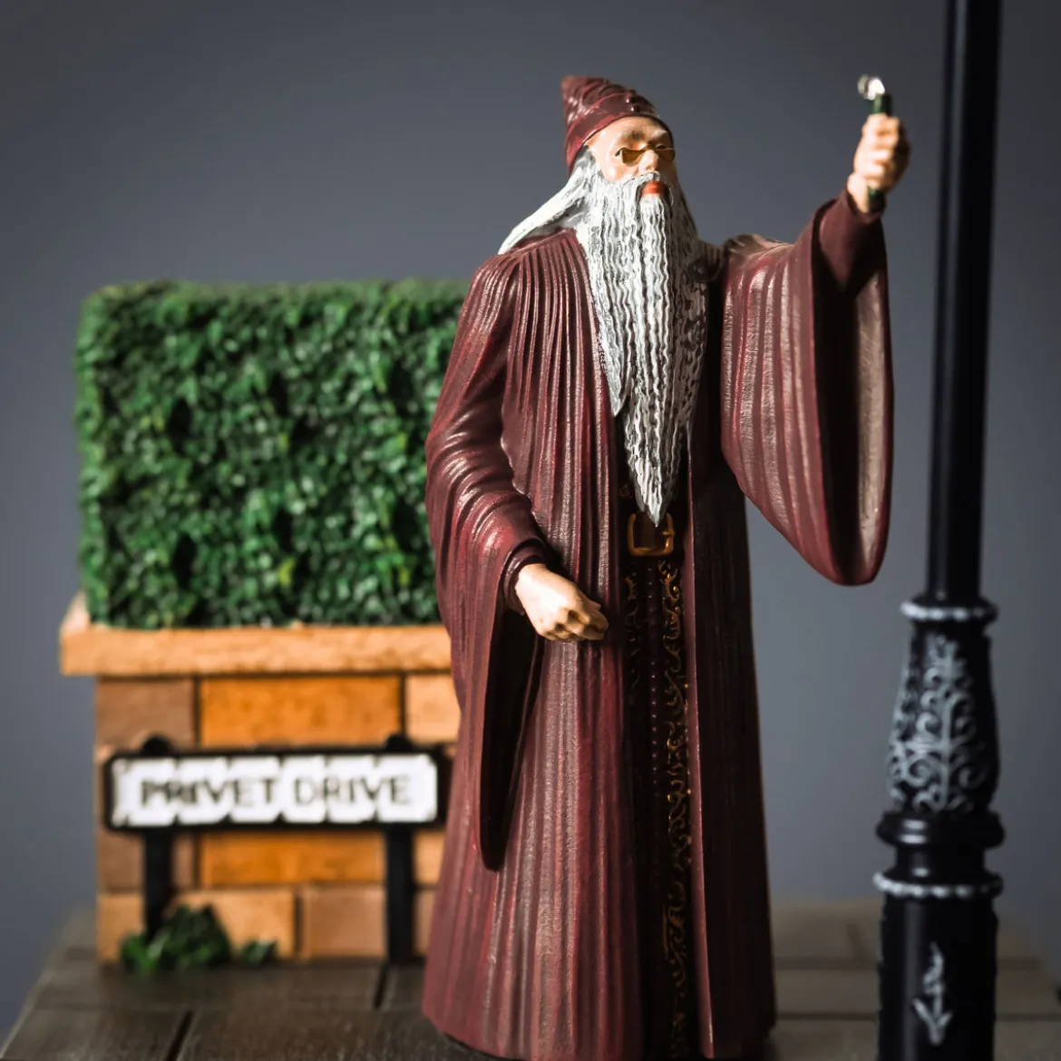 Harry Potter - Dumbledore Privet Drive Diorama Figur mit Licht