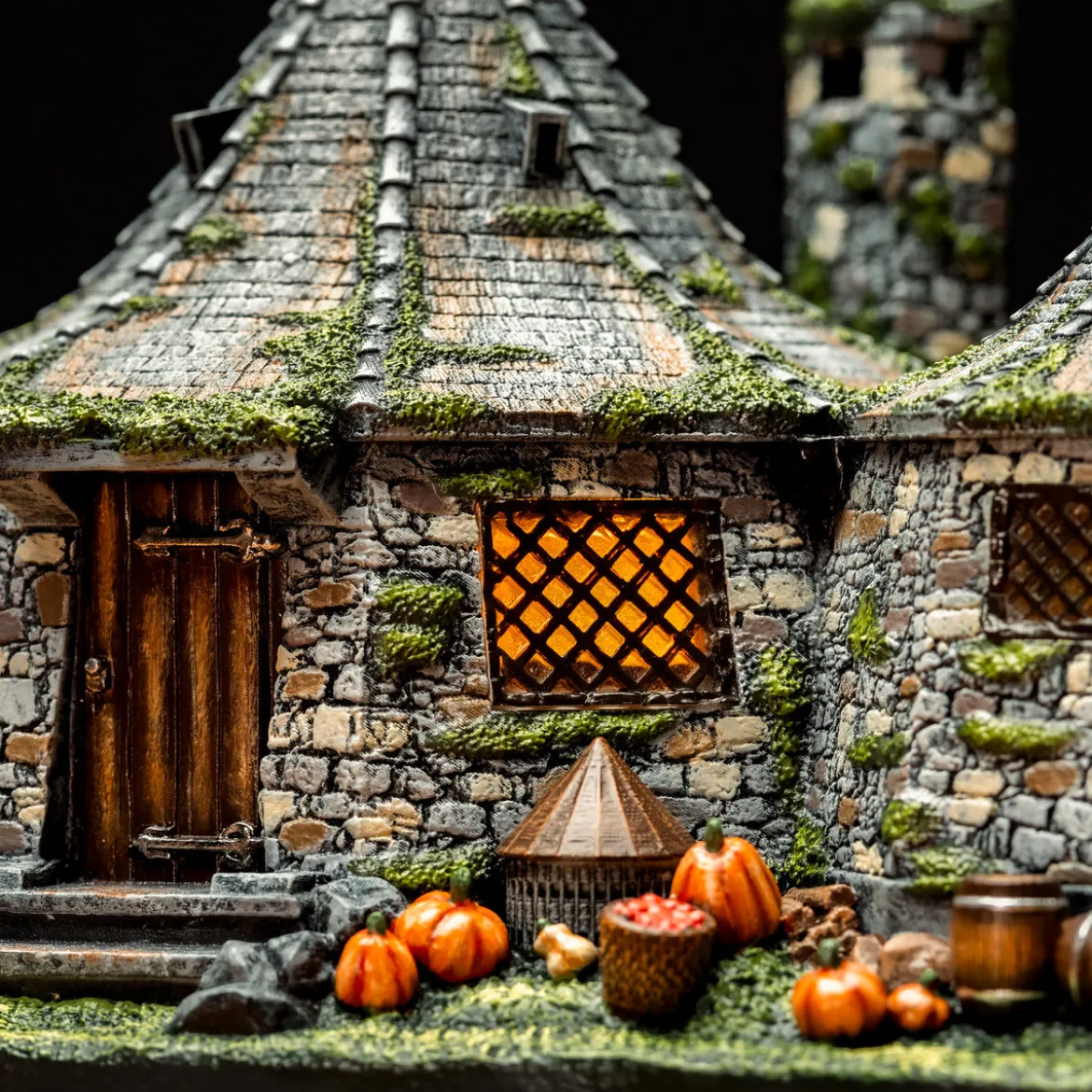 Harry Potter - Hagrids Hütte Miniatur Replik mit LED Leuchtfunktion