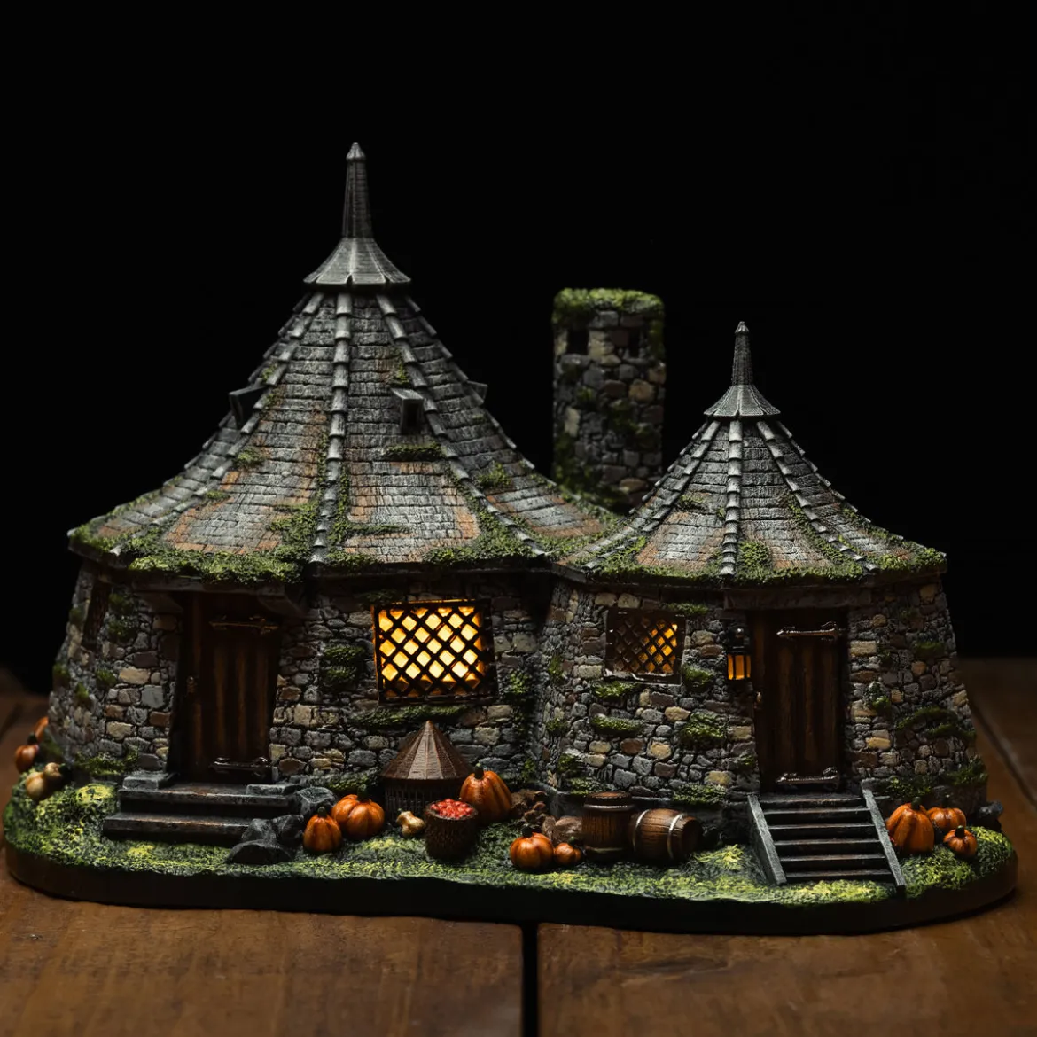 Harry Potter - Hagrids Hütte Miniatur Replik mit LED Leuchtfunktion