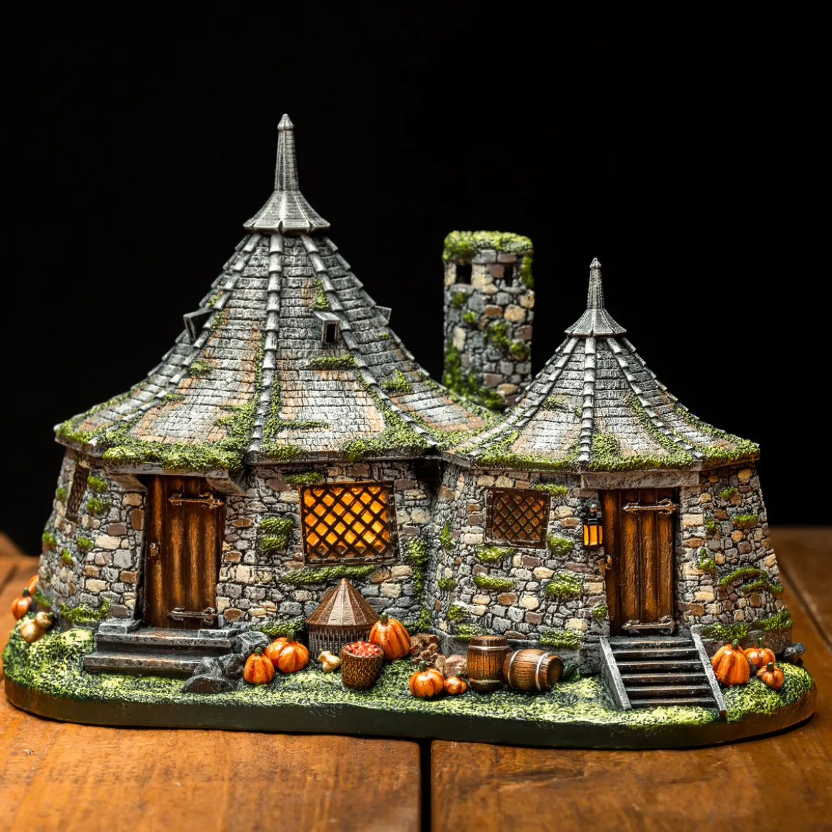 Harry Potter - Hagrids Hütte Miniatur Replik mit LED Leuchtfunktion