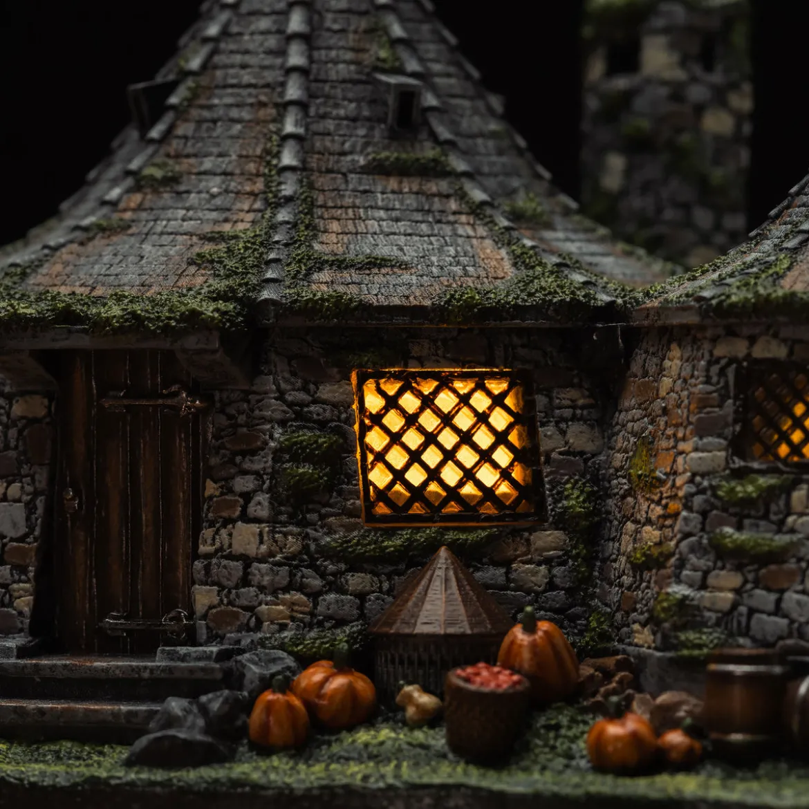 Harry Potter - Hagrids Hütte Miniatur Replik mit LED Leuchtfunktion