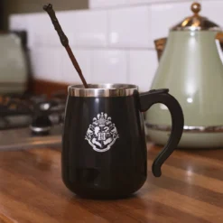 Harry Potter - Hogwarts Tasse mit Rührfunktion und Zauberstab