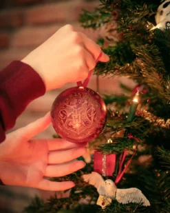 Harry Potter - Hogwarts Wappen Weihnachtskugel mit Schnatz Kette
