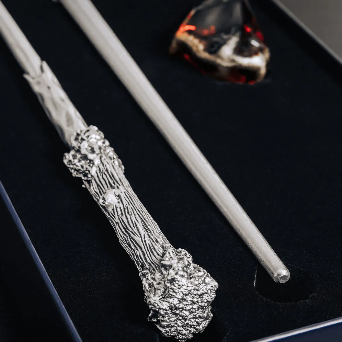 Harry Potter - Zauberstab 2er Set und Stein der Weisen Replik 25th Anniversary Geschenkset