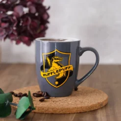 Hufflepuff Logo Tasse grau - Harry Potter