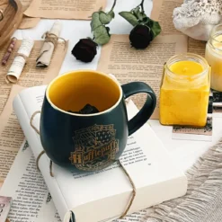 Hufflepuff Tasse mit 3D Hogwarts Wappen innen - Harry Potter
