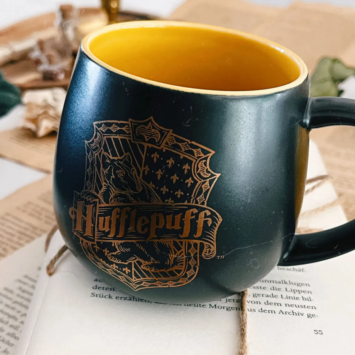 Hufflepuff Tasse mit 3D Hogwarts Wappen innen - Harry Potter