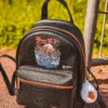Ilustrata - Dark Ramen Rucksack mit Pom Pom Anhänger schwarz