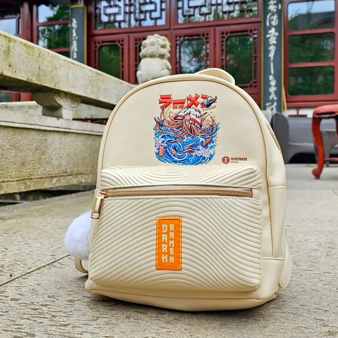 Ilustrata - Dark Ramen Rucksack mit Pom Pom Anhänger beige