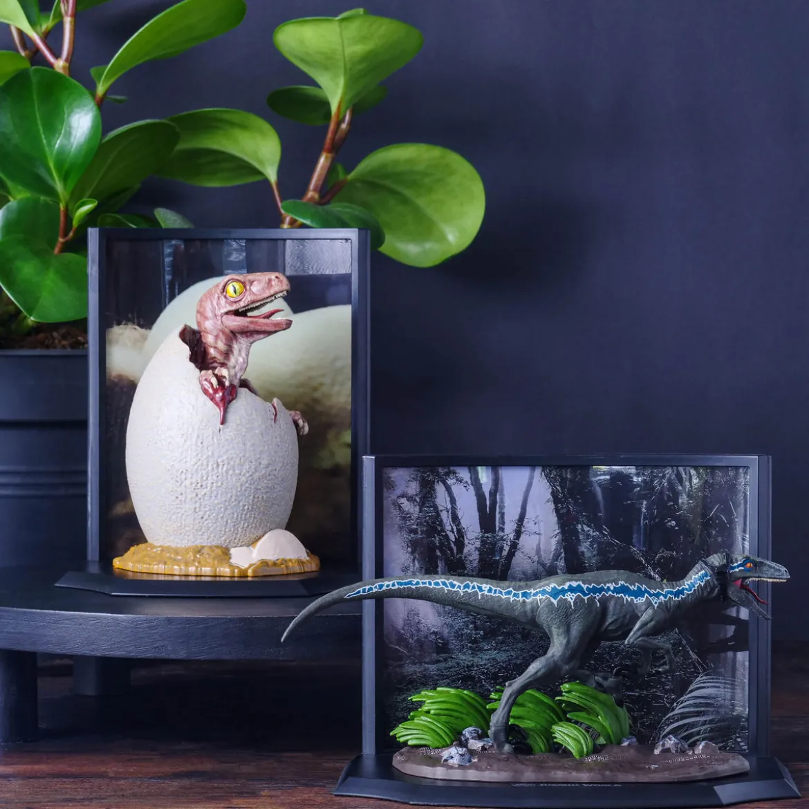 Jurassic Park - Baby Velociraptor Egg Diorama Figur