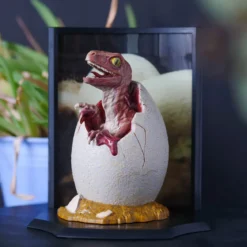 Jurassic Park - Baby Velociraptor Egg Diorama Figur