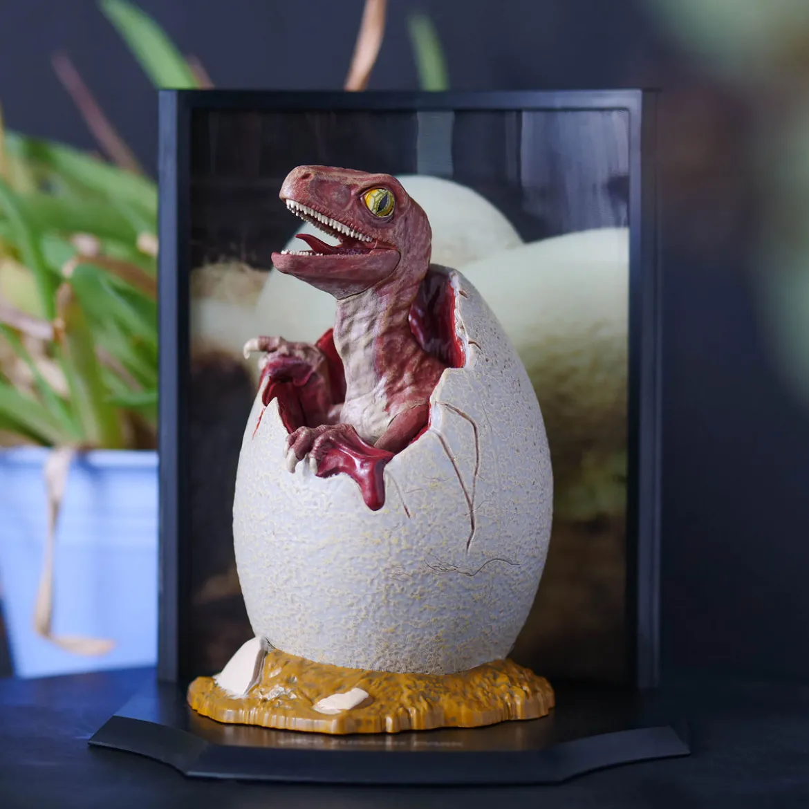 Jurassic Park - Baby Velociraptor Egg Diorama Figur