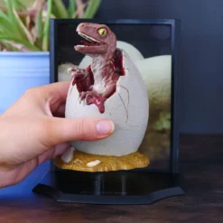 Jurassic Park - Baby Velociraptor Egg Diorama Figur