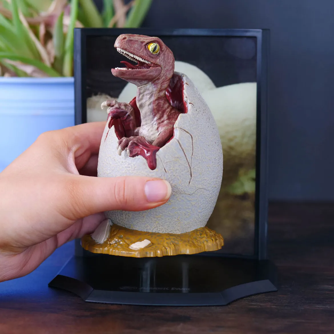 Jurassic Park - Baby Velociraptor Egg Diorama Figur