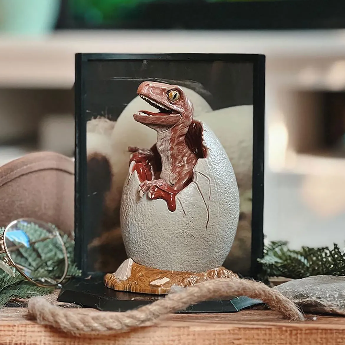 Jurassic Park - Baby Velociraptor Egg Diorama Figur
