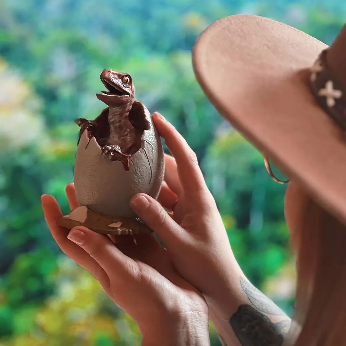 Jurassic Park - Baby Velociraptor Egg Diorama Figur