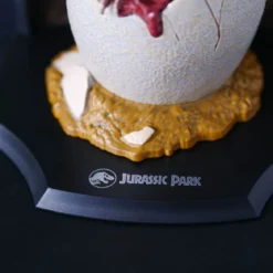 Jurassic Park - Baby Velociraptor Egg Diorama Figur