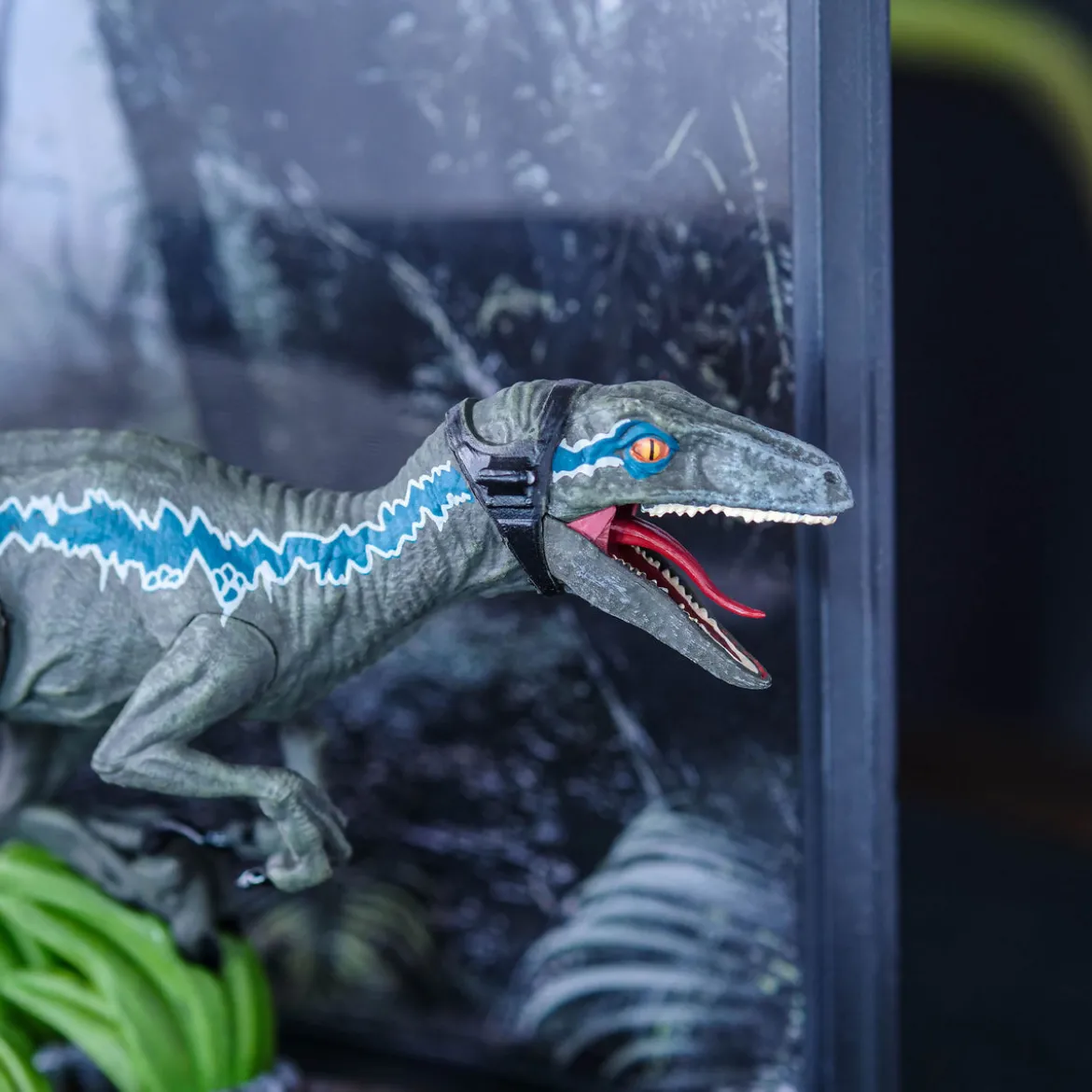 Jurassic Park - Blue Velociraptor Diorama Figur