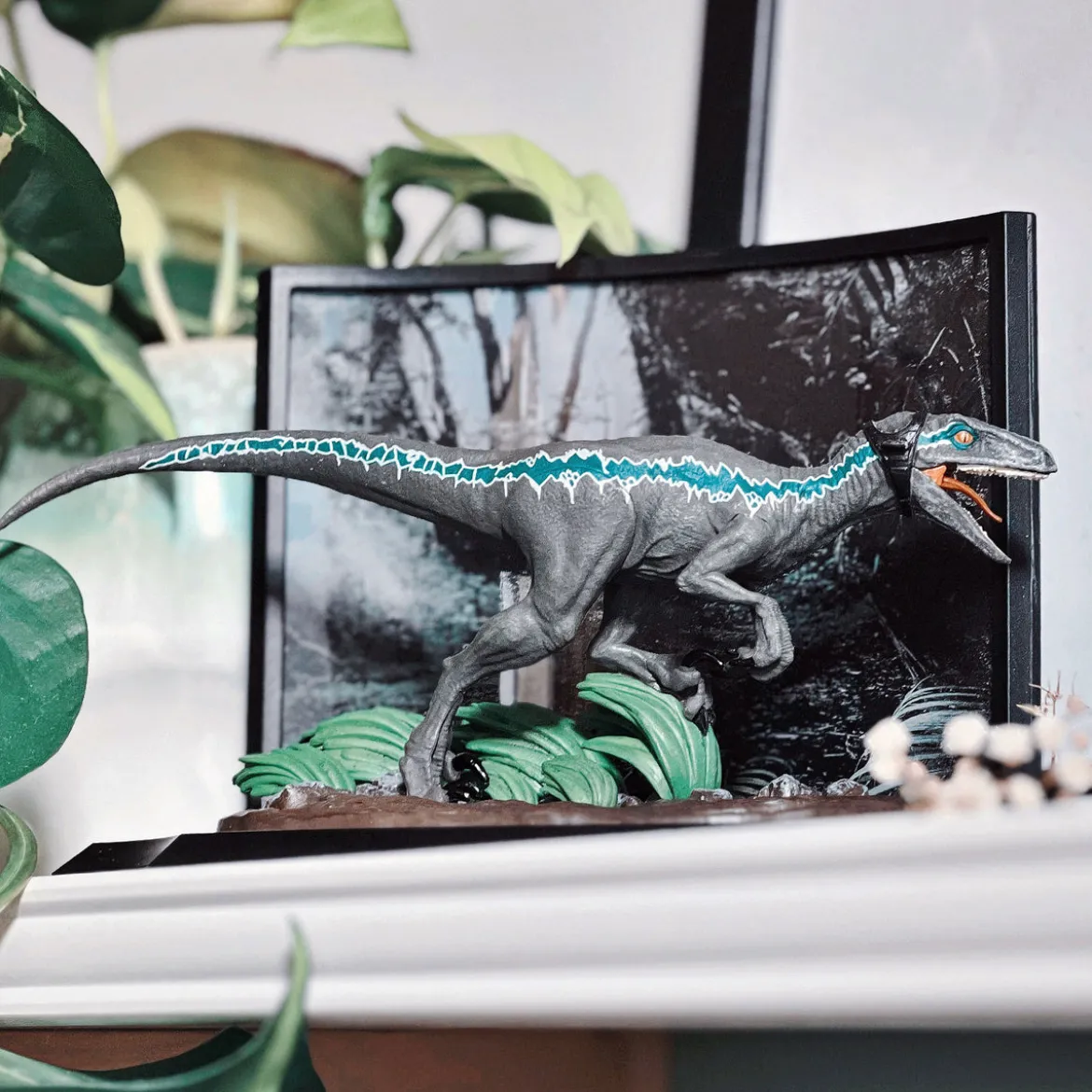 Jurassic Park - Blue Velociraptor Diorama Figur