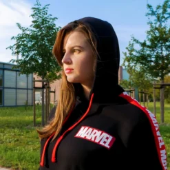 Marvel - Logo Hoodie mit Ärmelprint schwarz
