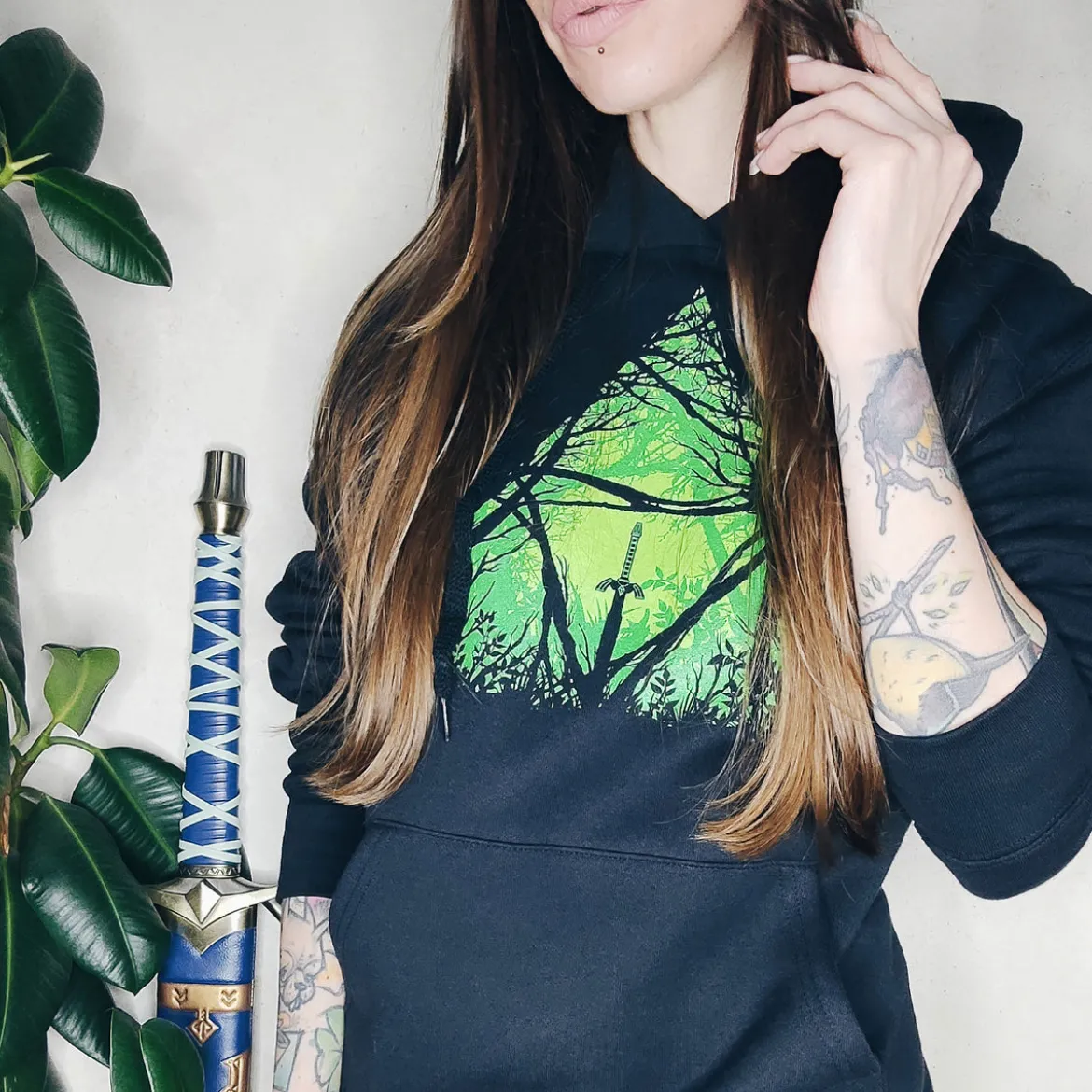 Masterschwert im Wald Hoodie für Zelda Fans schwarz