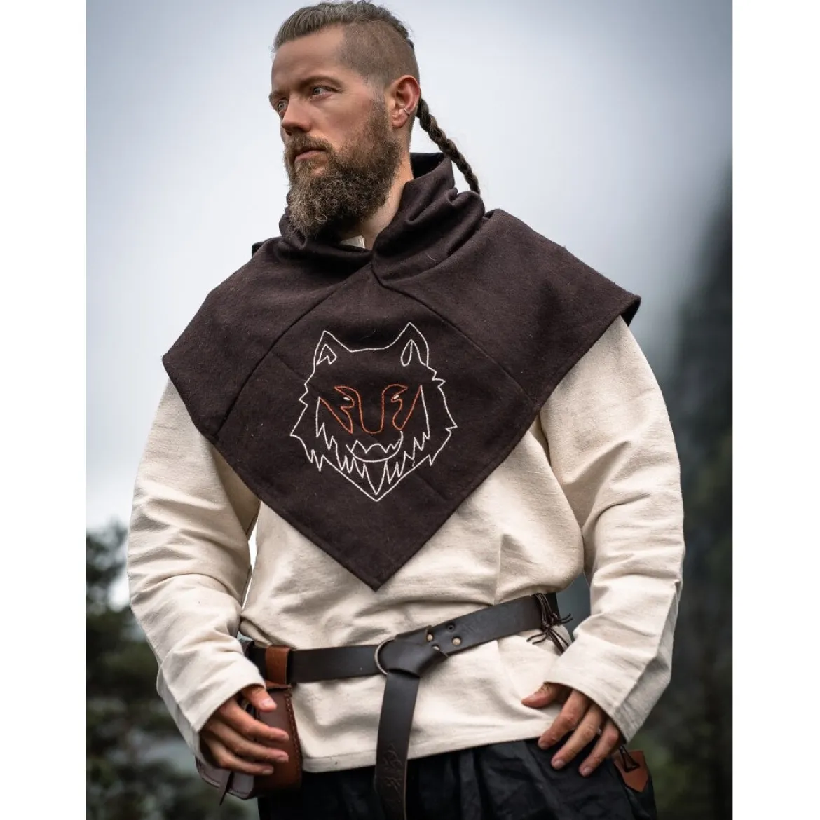 Mittelalter Gugel Tyr mit Wolfsstickerei braun