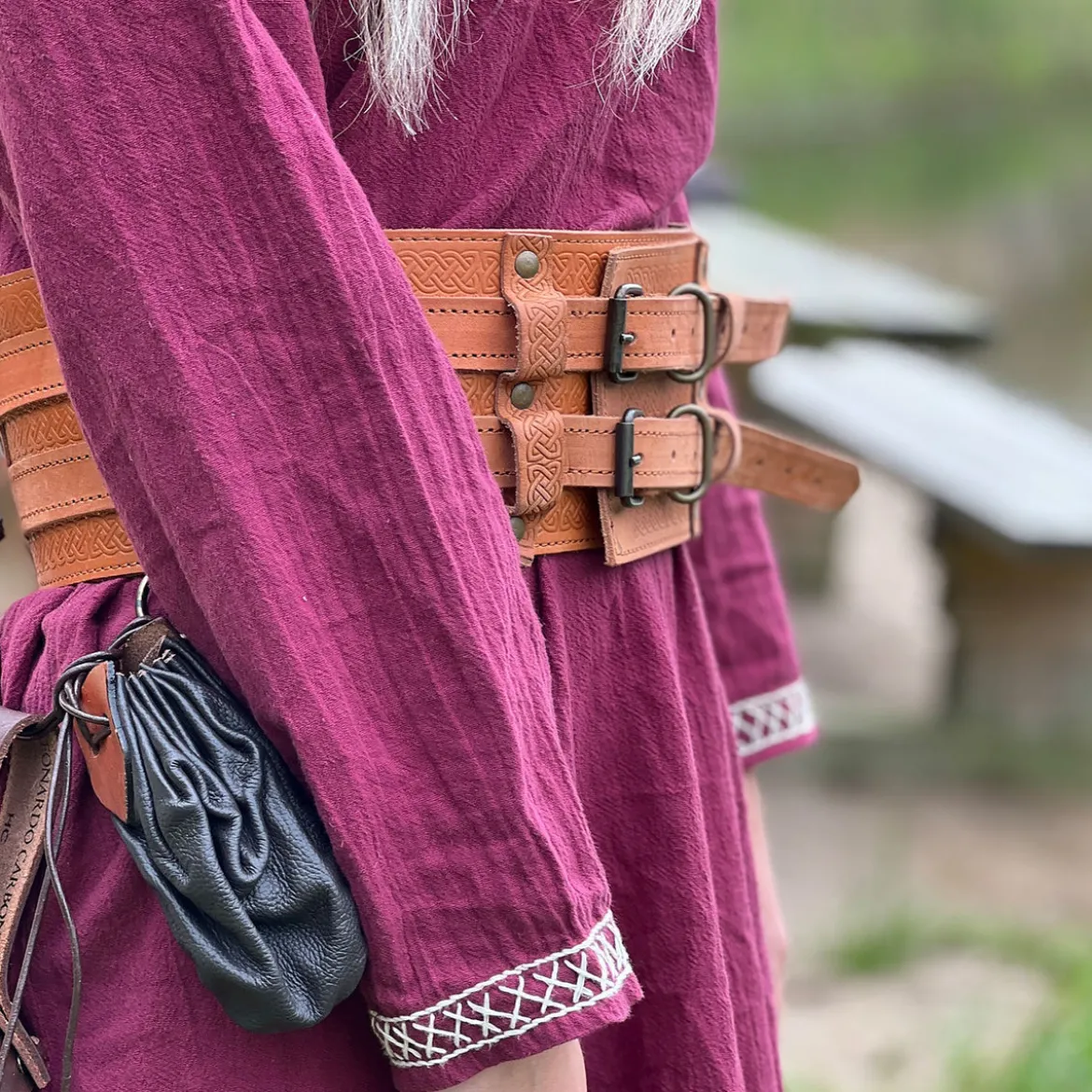 Mittelalter Kleid mit Handstickerei rot