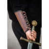 Mittelalter Lederarmschiene Ottar mit Vegvisir-Prägung braun