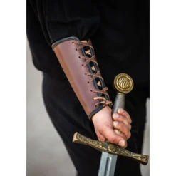 Mittelalter Lederarmschiene Ottar mit Vegvisir-Prägung braun
