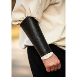 Mittelalter Lederarmschiene Ottar mit Vegvisir-Prägung schwarz