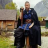 Mittelalter Umhang Alpha mit Wolfsstickerei schwarz