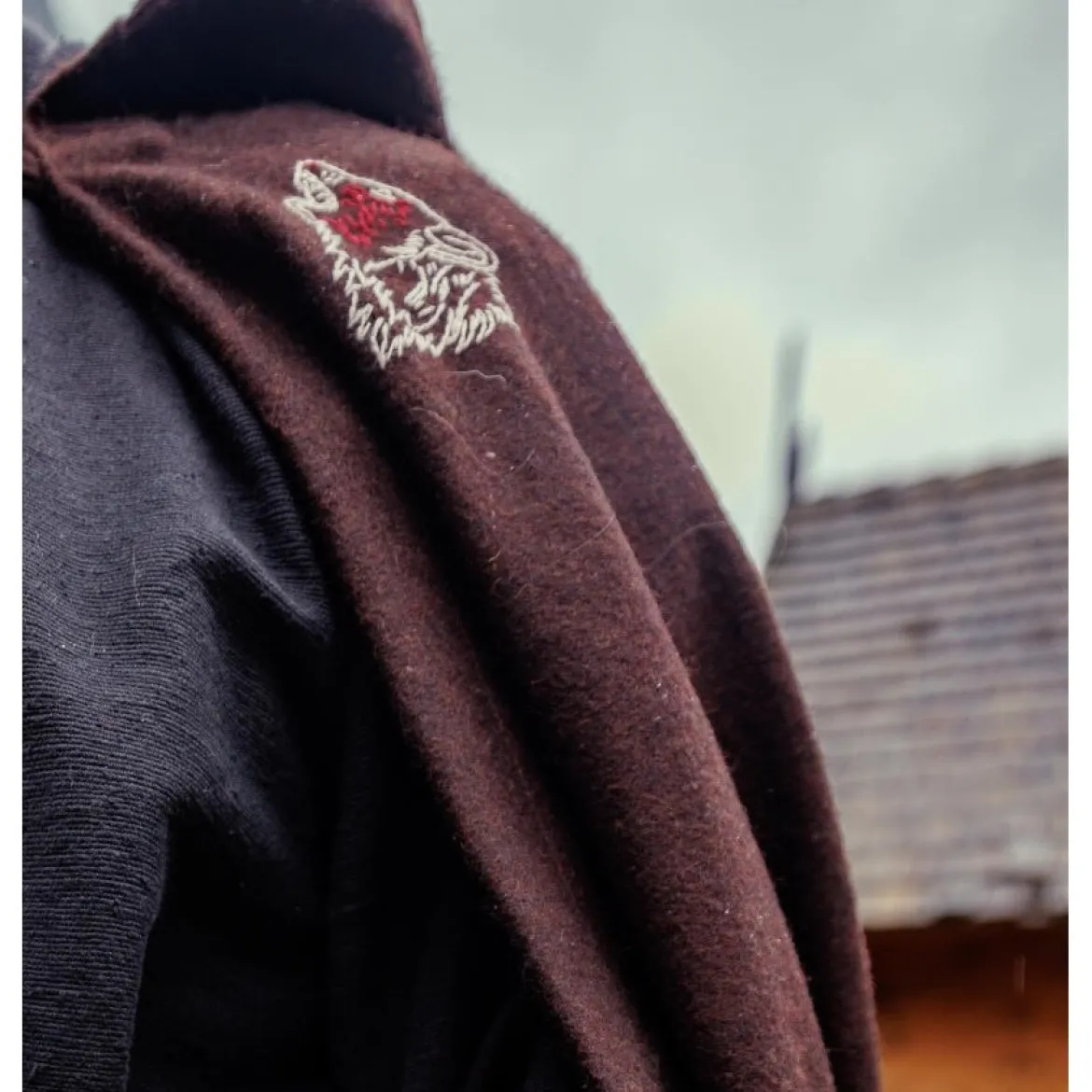 Mittelalter Wikinger Umhang Alpha mit Wolfsstickerei braun