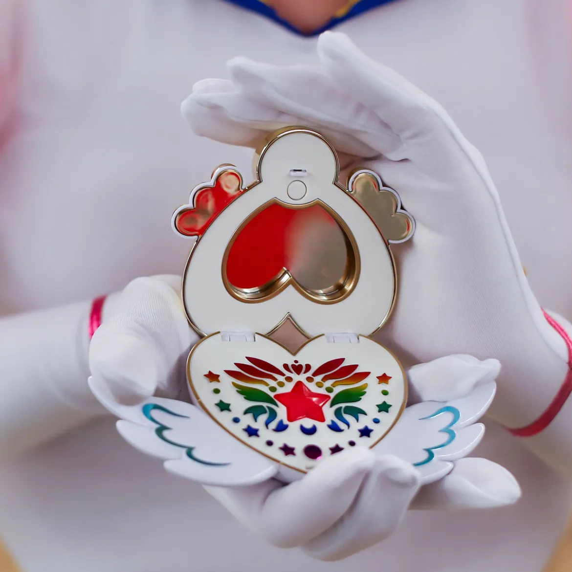Sailor Moon - Cosmos Eternal Moon Verwandlungsbrosche mit Licht- und Soundeffekten