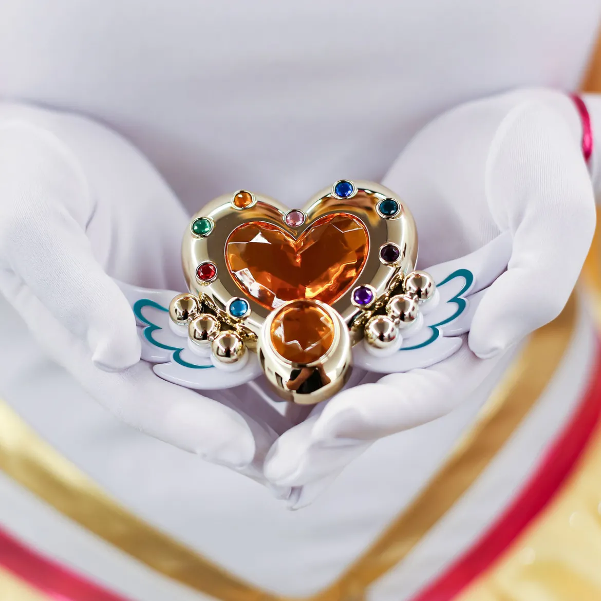 Sailor Moon - Cosmos Eternal Moon Verwandlungsbrosche mit Licht- und Soundeffekten