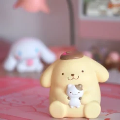 Sanrio - Pompompurin Sofvimates Figur